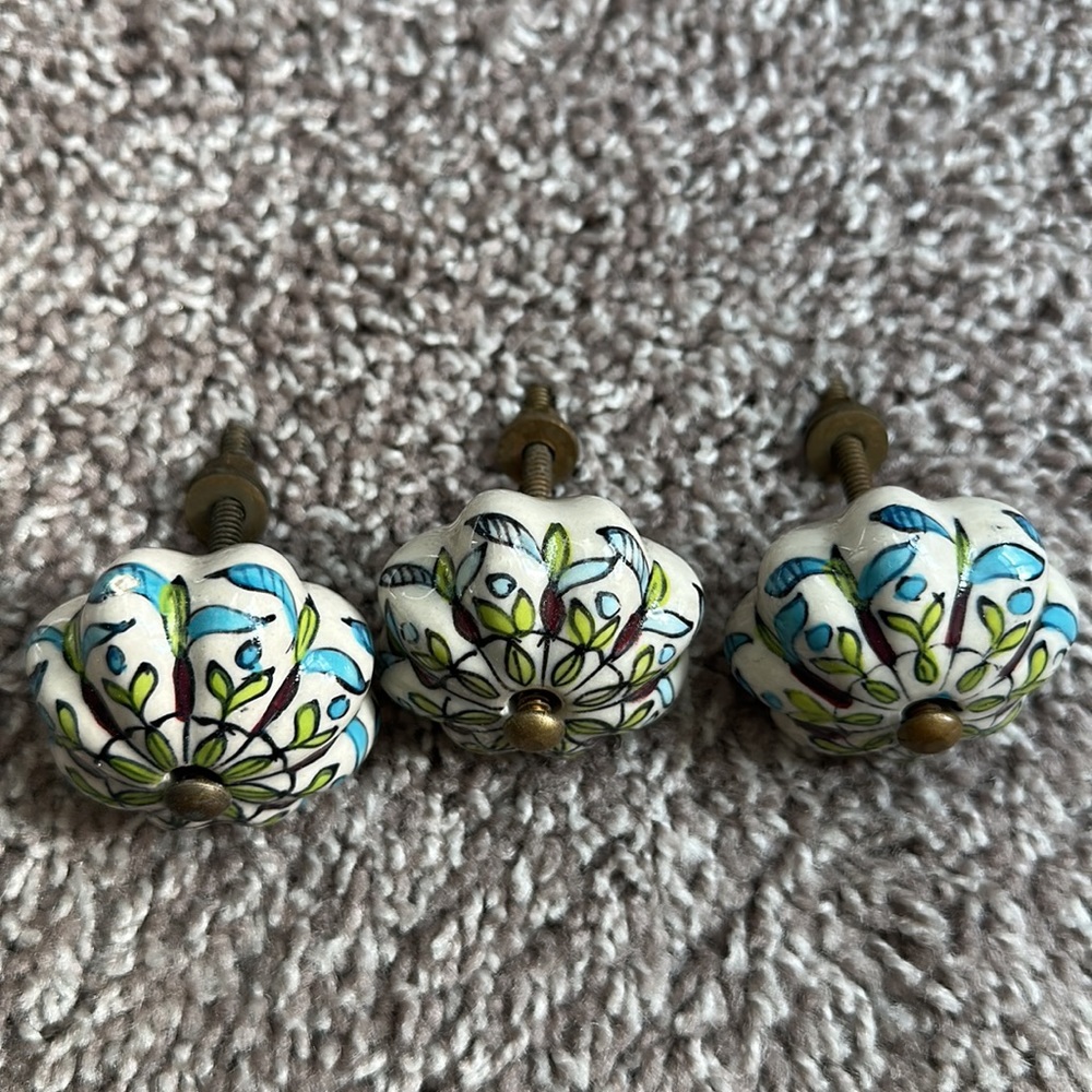 Drawer pulls - Picture 3 of 3
